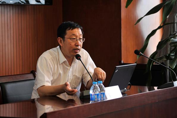 裝備集團(tuán)狄東仁總從水泥工藝出發(fā)向新員工講解新型干法生產(chǎn)線主要設(shè)備、自主研發(fā)裝備及水泥裝備發(fā)展趨勢。
